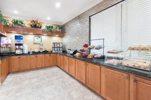 Ramada by Wyndham Asheville Southeast image 2