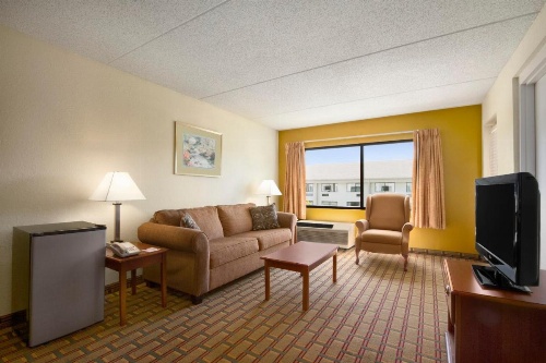 Ramada by Wyndham Asheville Southeast image 31