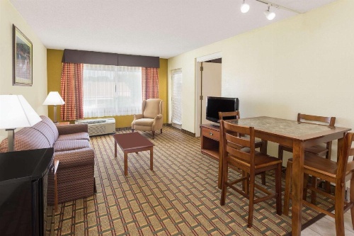 Ramada by Wyndham Asheville Southeast image 6